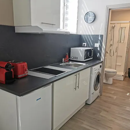 Apartment Orphelins 2 *